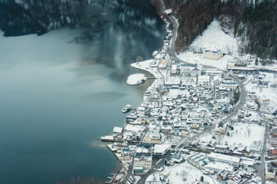 被白雪覆盖的湖边小镇