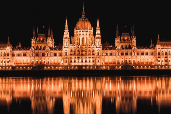 夜晚的匈牙利国会大厦图片