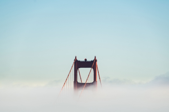 云海中的旧金山大桥
