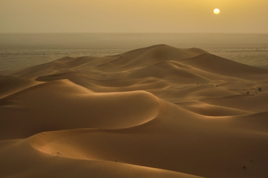 大漠中的落日图片