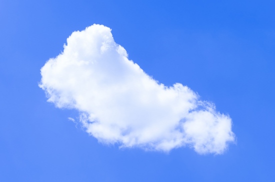 蓝天中的一朵柔软白云图片