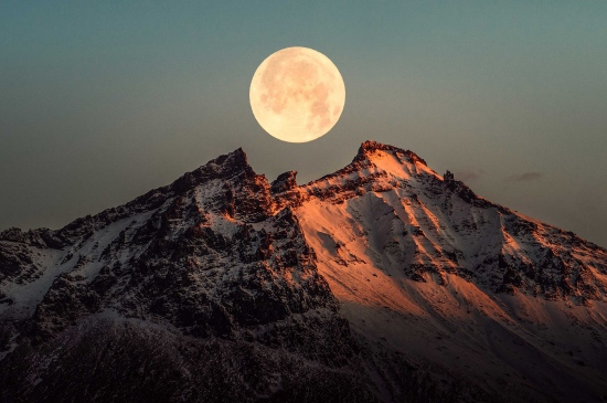 圣洁的高山之月