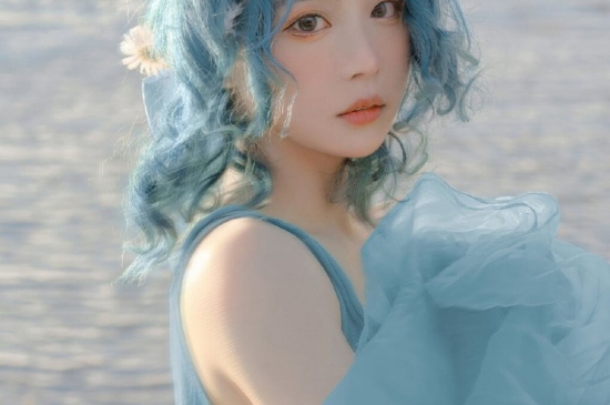 海边沙滩蓝发美女