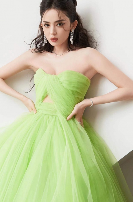 娜扎绿色抹胸蓬蓬裙写真