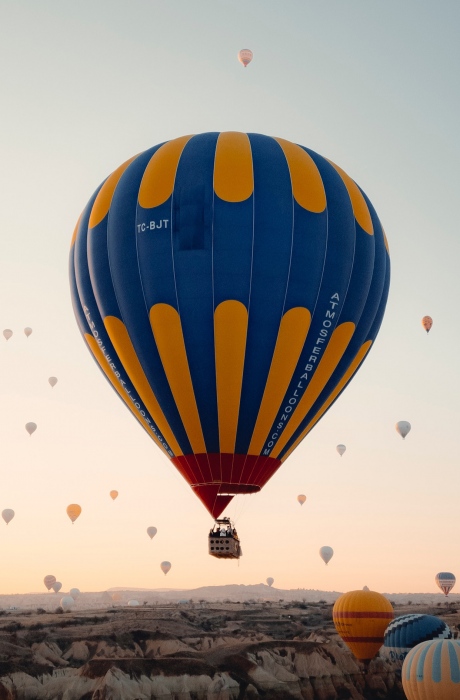 空中飘飞的浪漫热气球图片