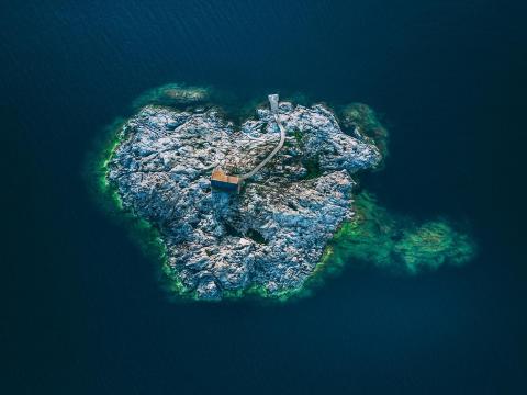 海中的孤独岛屿