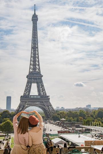 和闺蜜一起去巴黎旅游