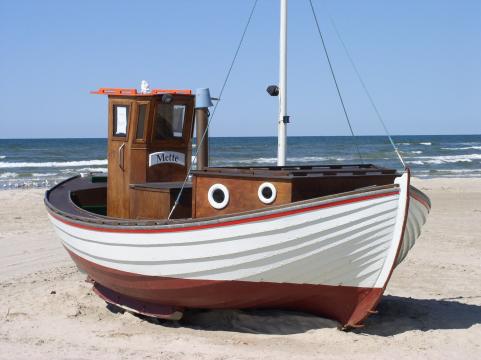 海滩上的帆船