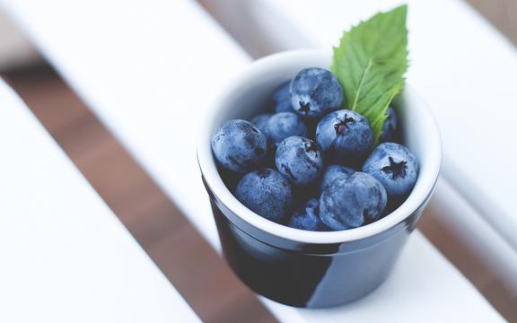 桌上的蓝莓