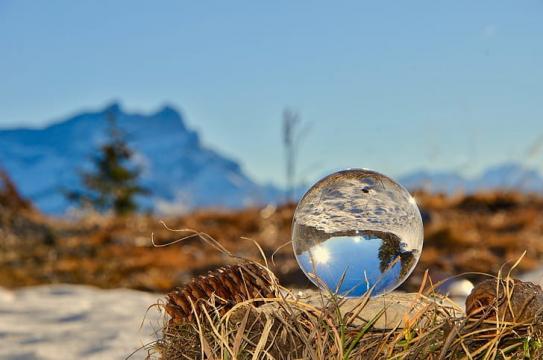一颗透明的水晶球