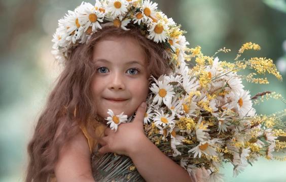 抱着花朵的小女孩