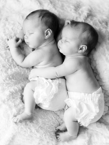 熟睡的双胞胎宝宝