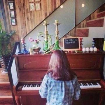 弹钢琴的女生头像