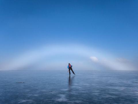 瑞典冰面上空现美丽雾虹