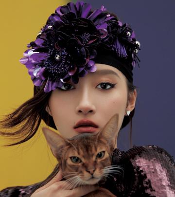 关晓彤猫眼妆气质迷人写真