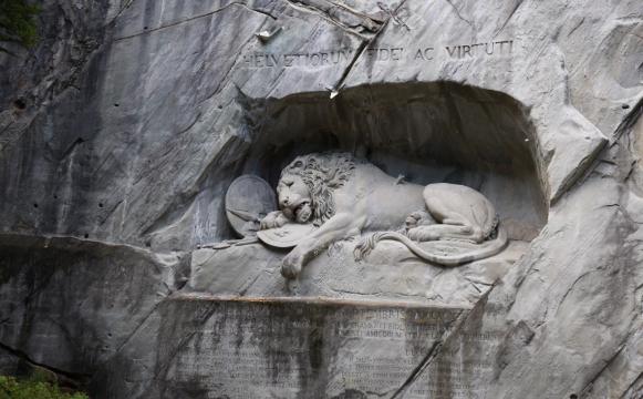 世界上著名的纪念碑雕塑之一瑞士垂死狮子像