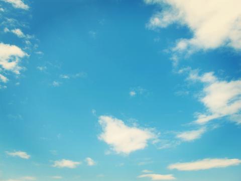 蓝天白云下