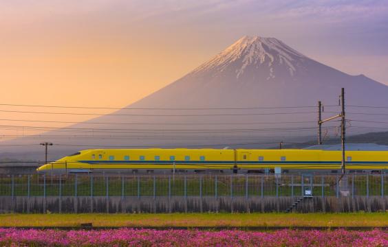 日本富士山的子弹列车