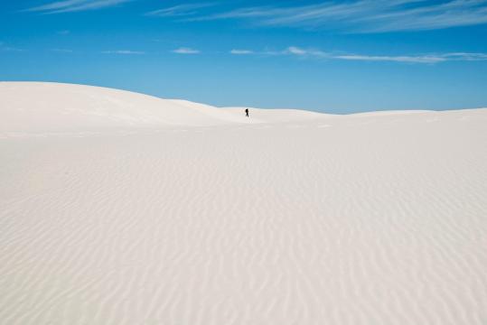 孤单一个人在荒漠