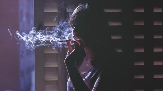 一个女人抽烟伤感图片