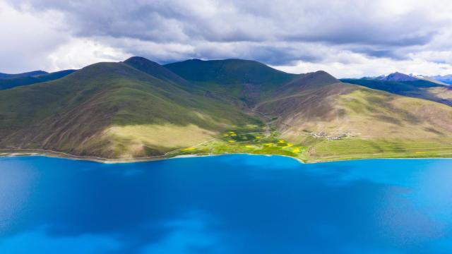 西藏圣湖羊卓雍措国庆旅游风景