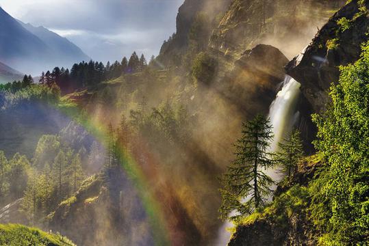 瀑布之上的彩虹
