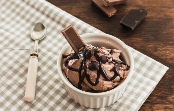 美味诱人的巧克力冰淇淋