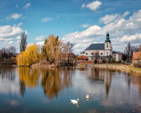 捷克教堂池塘自然景色