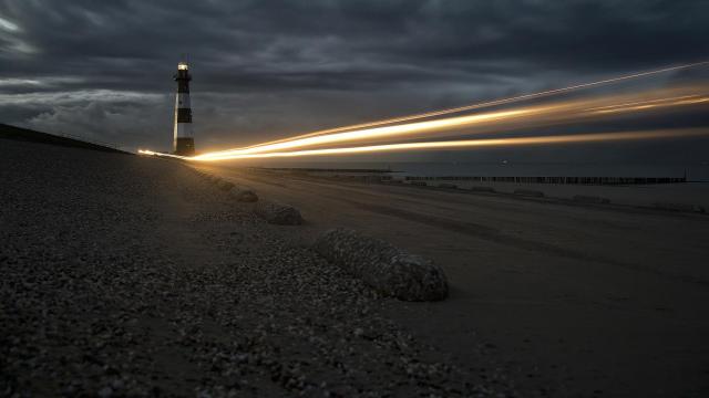夜晚的海岸灯塔