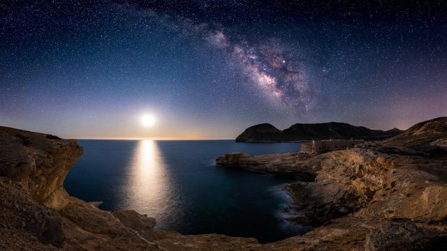 阿尔梅里亚海岸的唯美迷人星空