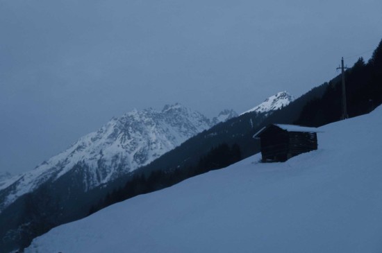 雪山上的孤独木屋