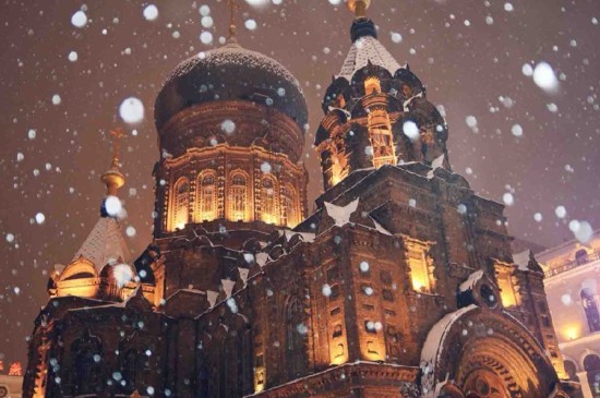 哈尔滨的夜晚下雪风光